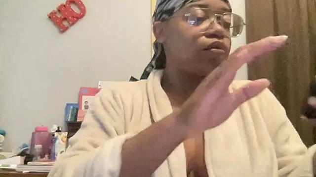 Snapshot of MommyConfident chatting on 8, 10, 2025 MommyConfident online show from 8, 10, 2025