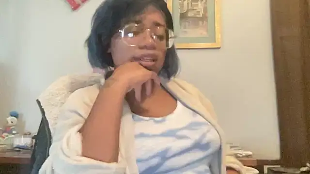 Snapshot of MommyConfident chatting on 23, 10, 2025 MommyConfident online show from 23, 10, 2025