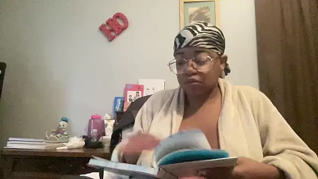 Snapshot of MommyConfident chatting on 28, 10, 2025 MommyConfident online show from 28, 10, 2025