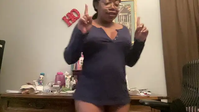 Snapshot of MommyConfident chatting on 13, 11, 2025 MommyConfident online show from 13, 11, 2025