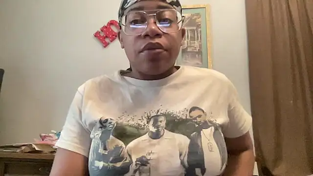 Snapshot of MommyConfident chatting on 16, 11, 2025 MommyConfident online show from 16, 11, 2025