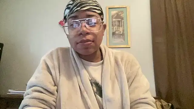 Snapshot of MommyConfident chatting on 18, 11, 2025 MommyConfident online show from 18, 11, 2025