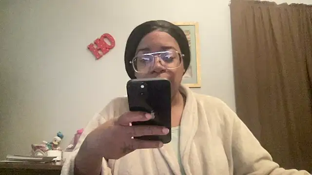 Snapshot of MommyConfident chatting on 19, 11, 2025 MommyConfident online show from 19, 11, 2025