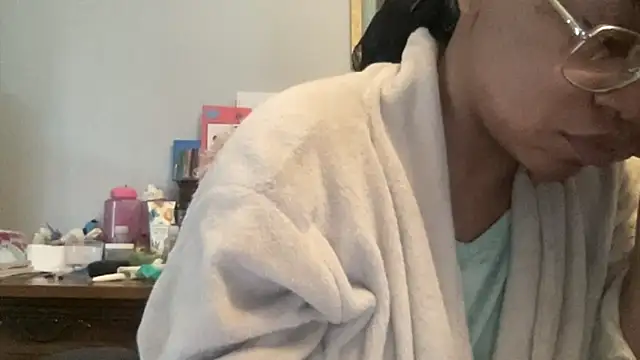 Snapshot of MommyConfident chatting on 24, 11, 2025 MommyConfident online show from 24, 11, 2025