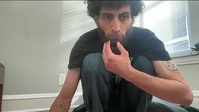 pantslesstraveler plt online show from 8, 10, 2025