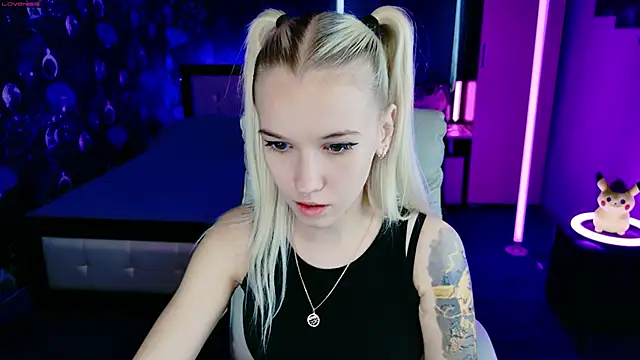 Snapshot of ShhhO_O chatting on 30, 10, 2025 ShhhO O online show from 30, 10, 2025