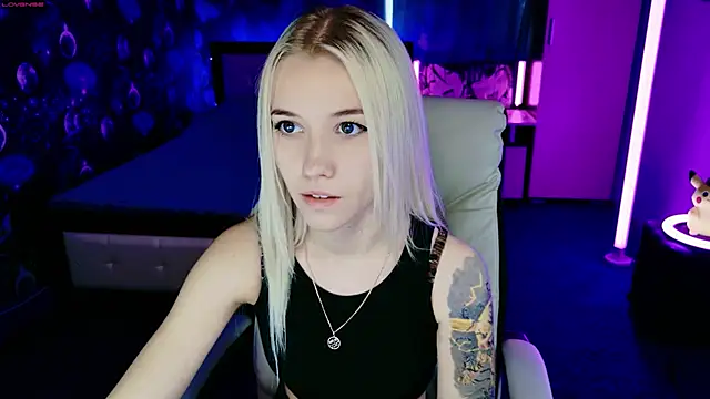 Snapshot of ShhhO_O chatting on 7, 11, 2025 ShhhO O online show from 7, 11, 2025