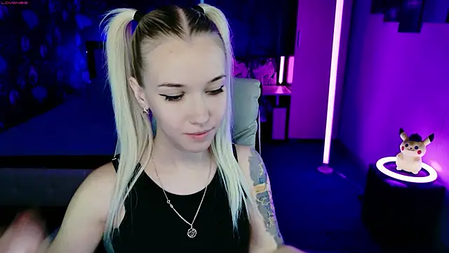 Snapshot of ShhhO_O chatting on 19, 11, 2025 ShhhO O online show from 19, 11, 2025