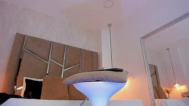 Martinaa Jones  online show from 3, 3, 2026