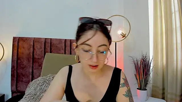 Emilywatsonn online show from 15, 12, 2024