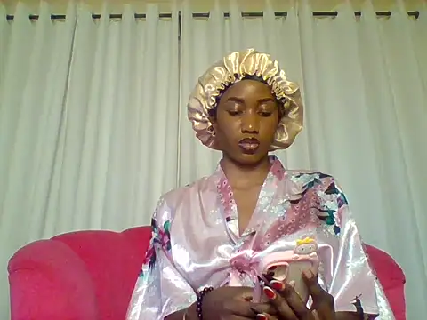 Queeen model online show from 6, 10, 2025