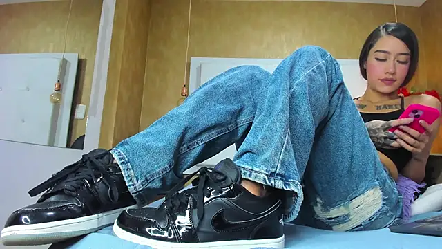 Snapshot of Little_Jenni chatting on 10, 11, 2025 Little Jenni online show from 10, 11, 2025