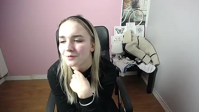 Snapshot of viktoria_lovely chatting on 17, 12, 2024 viktoria lovely online show from 17, 12, 2024