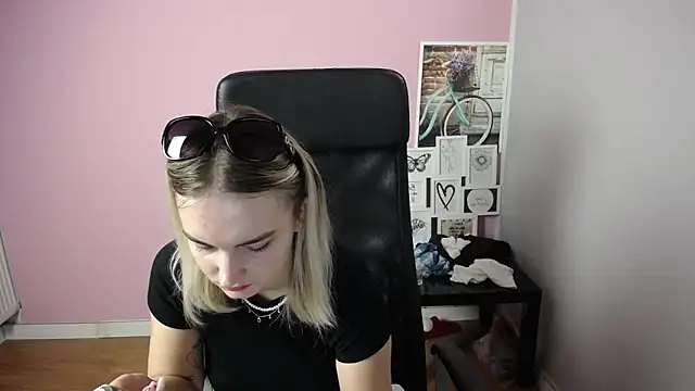 Snapshot of viktoria_lovely chatting on 20, 9, 2025 viktoria lovely online show from 20, 9, 2025