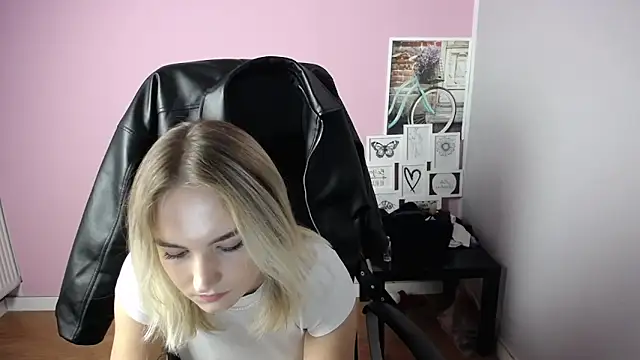 Snapshot of viktoria_lovely chatting on 10, 10, 2025 viktoria lovely online show from 10, 10, 2025