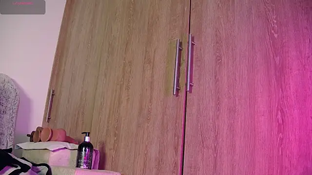 Snapshot of aidaadams chatting on 14, 11, 2025 aidaadams online show from 14, 11, 2025