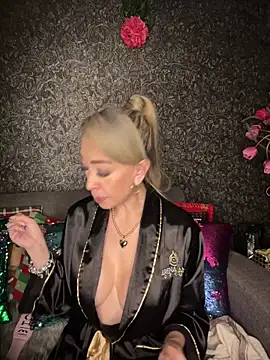 Snapshot of EvelinaGrey chatting on 4, 1, 2025 EvelinaGrey online show from 4, 1, 2025