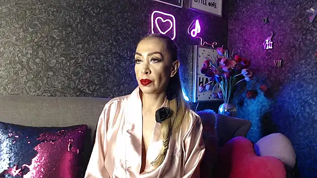 Snapshot of EvelinaGrey chatting on 9, 1, 2025 EvelinaGrey online show from 9, 1, 2025