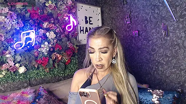 Snapshot of EvelinaGrey chatting on 1, 2, 2025 EvelinaGrey online show from 1, 2, 2025