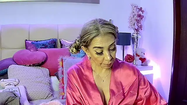 Snapshot of EvelinaGrey chatting on 23, 11, 2025 EvelinaGrey online show from 23, 11, 2025