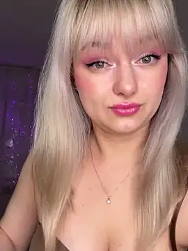 Snapshot of Blonde20 chatting on 17, 10, 2025 Blonde20 online show from 17, 10, 2025