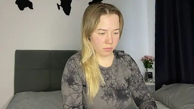 Embersweetbunny online show from 6, 1, 2025