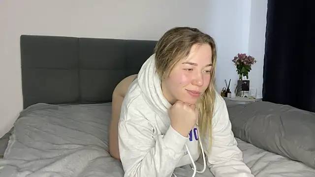 Embersweetbunny online show from 8, 1, 2025