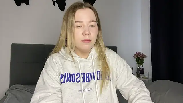 Embersweetbunny online show from 8, 1, 2025