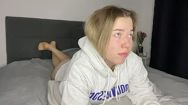 Embersweetbunny online show from 9, 1, 2025
