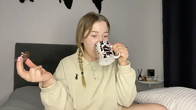 Embersweetbunny online show from 19, 1, 2025