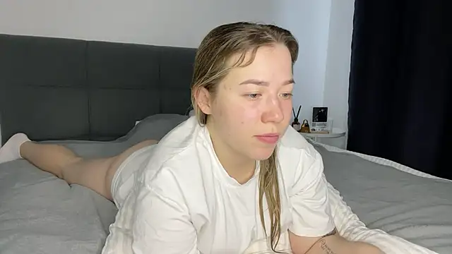 Embersweetbunny online show from 20, 1, 2025