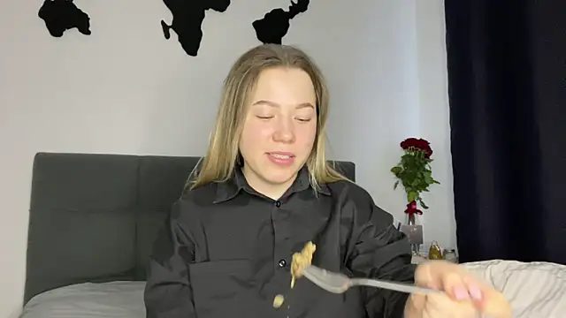 Embersweetbunny online show from 27, 1, 2025