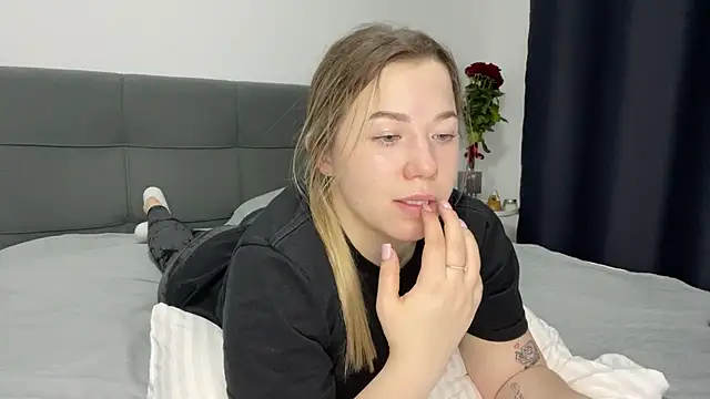 Embersweetbunny online show from 27, 1, 2025