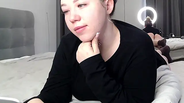 Embersweetbunny online show from 3, 2, 2026