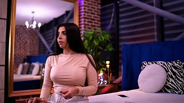 Snapshot of NicoleCellini chatting on 22, 11, 2025 NicoleCellini online show from 22, 11, 2025