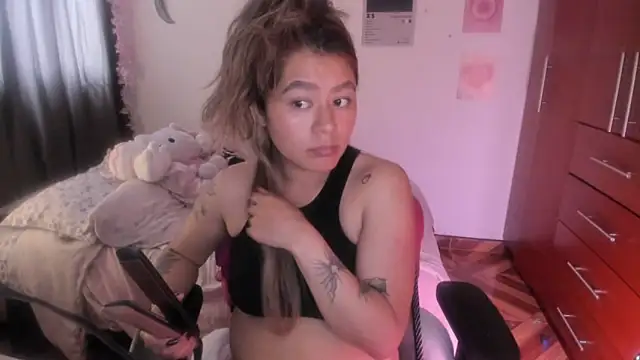 Snapshot of StephaniFox chatting on 4, 3, 2026 StephaniFox online show from 4, 3, 2026