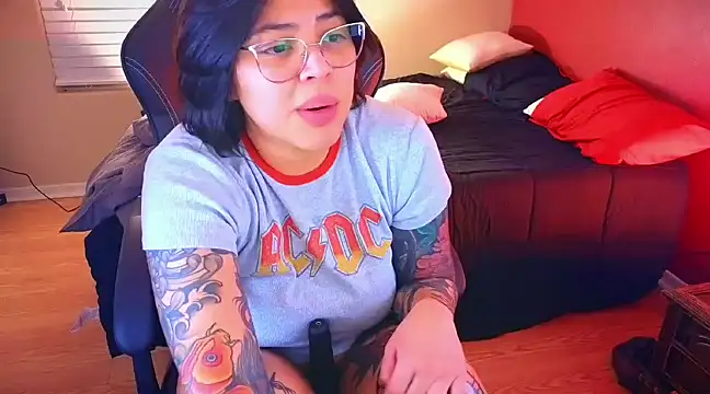 miacanela xo online show from 5, 1, 2025