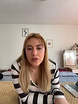 Snapshot of Alexxabootty chatting on 6, 11, 2025 Alexxabootty online show from 6, 11, 2025