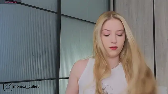 Monikacutie online show from 27, 2, 2025