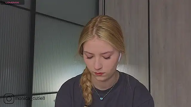 Monikacutie online show from 3, 3, 2025