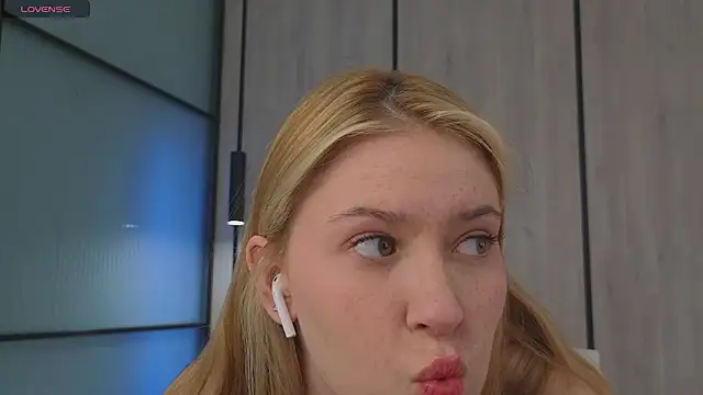 Monikacutie online show from 23, 3, 2025