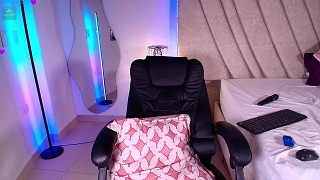 LeahPrada  online show from 2, 1, 2025