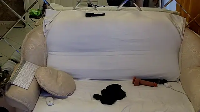 Snapshot of BEST-1 chatting on 17, 10, 2025 BEST-1 online show from 17, 10, 2025