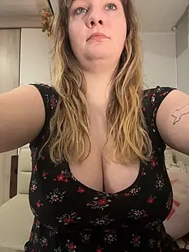 Snapshot of emerieskye20 chatting on 6, 2, 2026 emerieskye20 online show from 6, 2, 2026