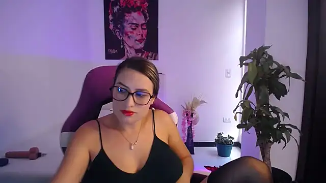 Snapshot of esmeraldaa230 chatting on 22, 11, 2025 esmeraldaa230 online show from 22, 11, 2025