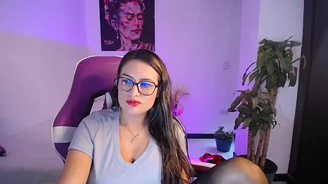 Snapshot of esmeraldaa230 chatting on 24, 11, 2025 esmeraldaa230 online show from 24, 11, 2025