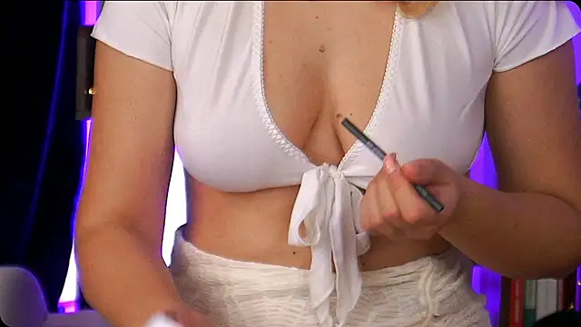 Snapshot of Bailey_Evans chatting on 23, 10, 2025 Bailey Evans online show from 23, 10, 2025