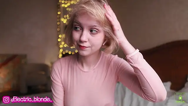 Snapshot of electric_babe chatting on 7, 3, 2025 electric babe online show from 7, 3, 2025