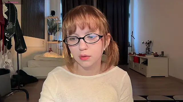 Snapshot of electric_babe chatting on 19, 11, 2025 electric babe online show from 19, 11, 2025