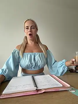 Snapshot of streetdoll chatting on 9, 10, 2025 streetdoll online show from 9, 10, 2025